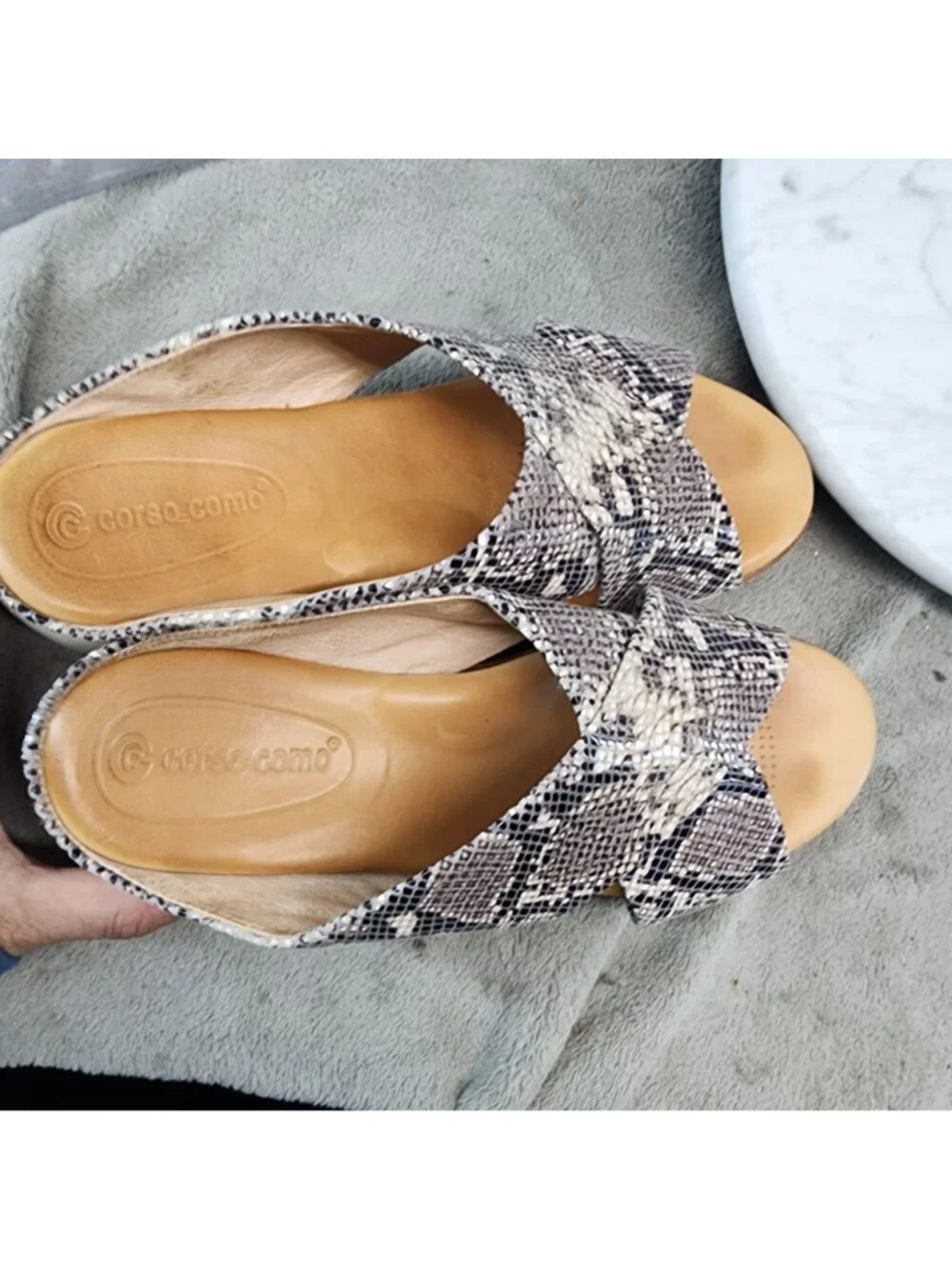 Corso Como Shoes Womens Size 8 Gray Leather Snake Print Slip On Sandals *Read*